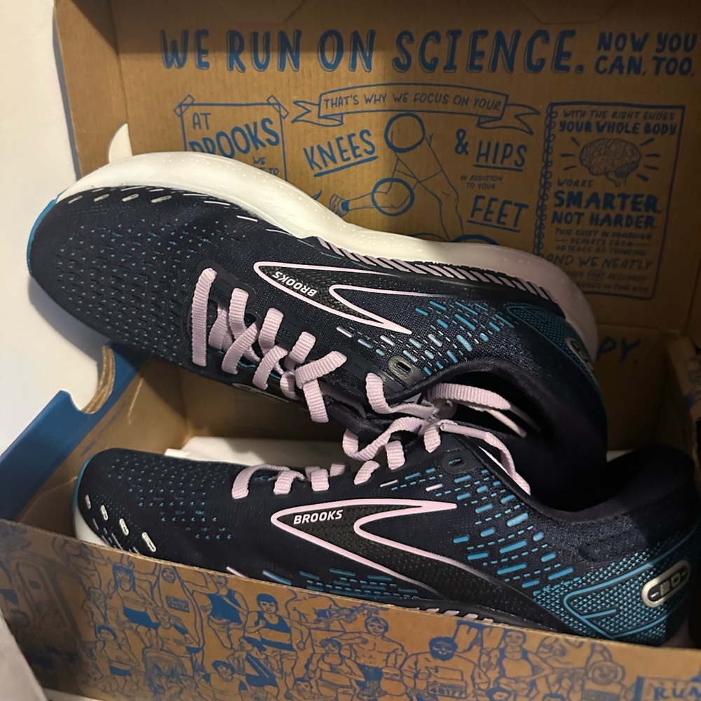 Brand New women’s size 7 brooks running shoes,